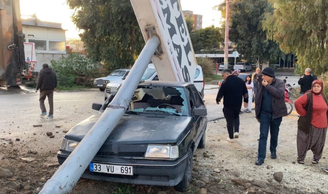 Mersin’in Erdemli ilçesinde kamyonun çarptığı tabela park halindeki otomobilin üzerine