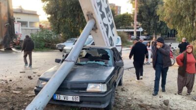 Mersin’in Erdemli ilçesinde kamyonun çarptığı tabela park halindeki otomobilin üzerine