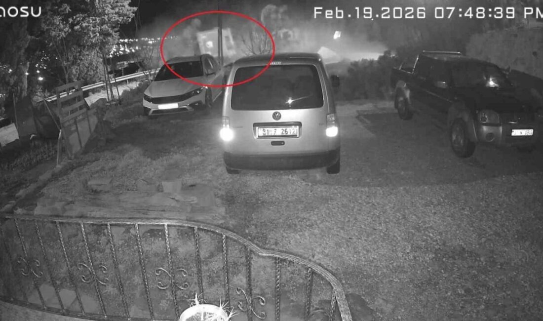 Hatay’ın Samandağ ilçesinde sürücüsünün kontrolünü kaybettiği hafriyat kamyonunun uçurumdan yuvarlandığı