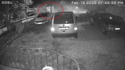 Hatay’ın Samandağ ilçesinde sürücüsünün kontrolünü kaybettiği hafriyat kamyonunun uçurumdan yuvarlandığı