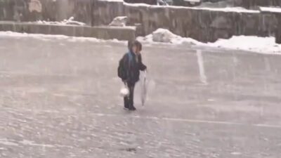 Bitlis’in Mutki ilçesinde yoğun kar yağışına rağmen İstiklâl Marşı’na yürekten