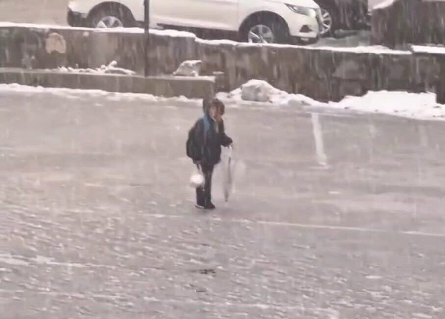 Bitlis’in Mutki ilçesinde yoğun kar yağışına rağmen İstiklâl Marşı’na yürekten