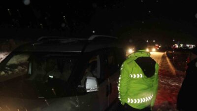 Erzincan’da kar ve tipi nedeniyle üç ana güzergah ulaşıma kapatıldı.