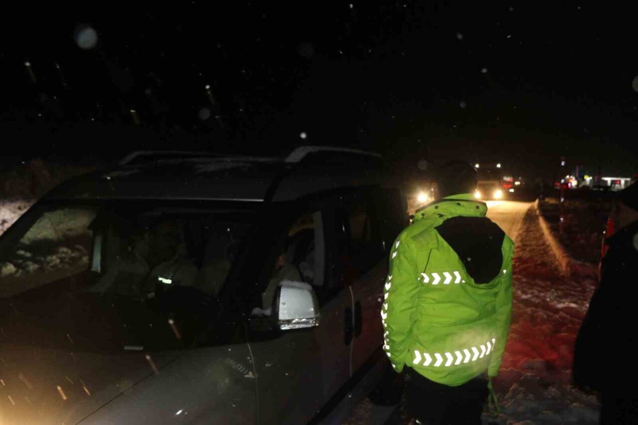 Erzincan’da kar ve tipi nedeniyle üç ana güzergah ulaşıma kapatıldı.