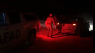 Ardahan’ın Çıldır ilçesinde şiddetli tipi nedeniyle köy yolunda mahsur kalan