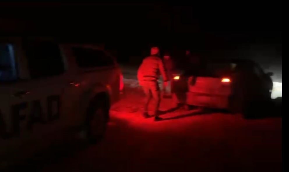 Ardahan’ın Çıldır ilçesinde şiddetli tipi nedeniyle köy yolunda mahsur kalan