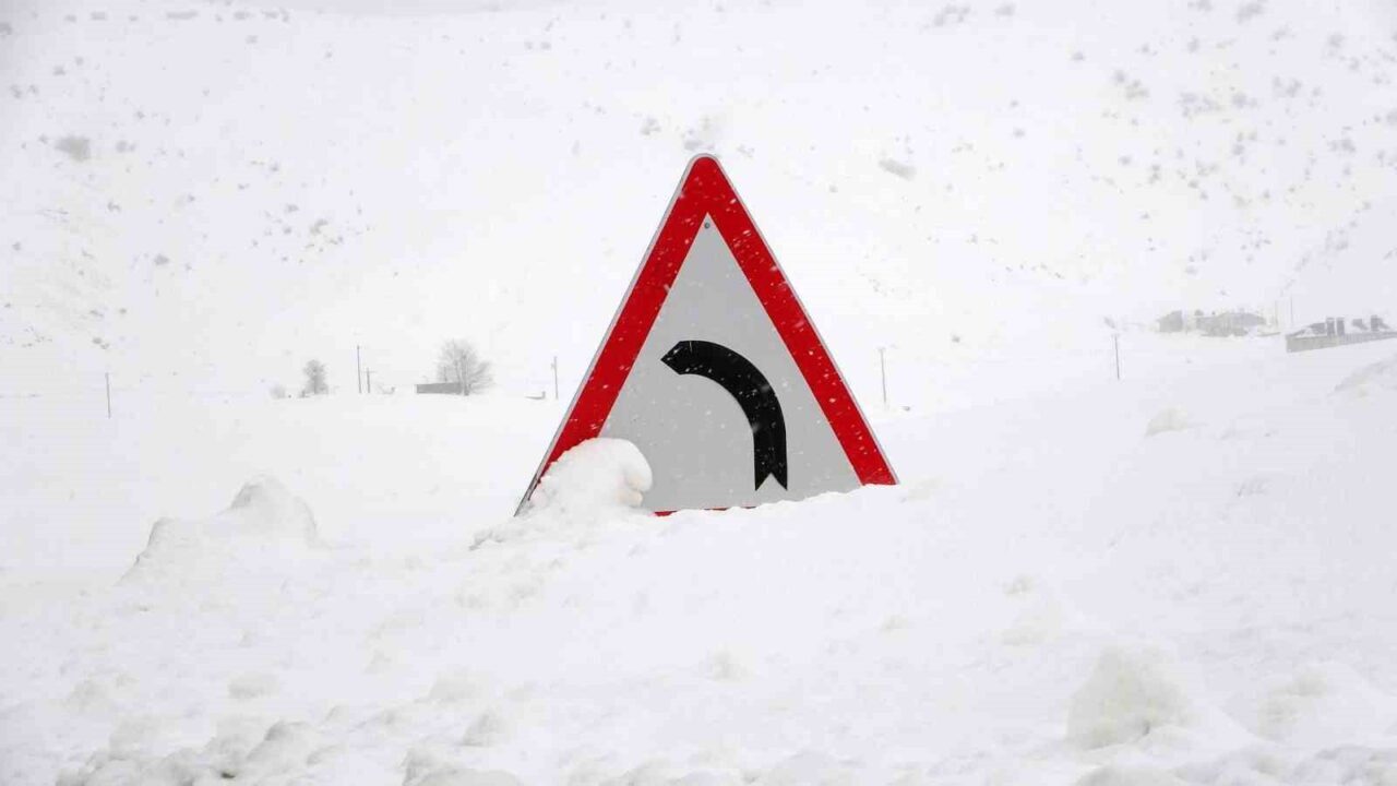 Bitlis’te aralıklarla etkisini sürdüren kar yağışı, özellikle yüksek rakımlı kırsal