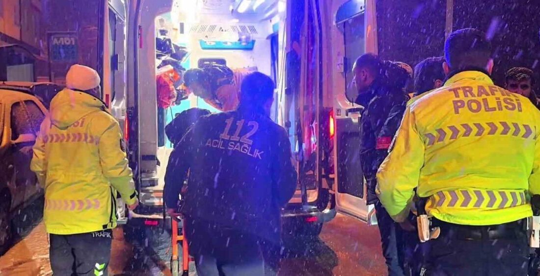 Erzurum’da akşam saatlerinden itibaren etkili olan kar yağışı, trafik kazalarını