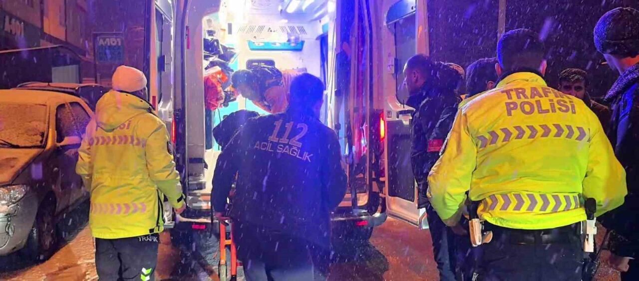 Erzurum’da akşam saatlerinden itibaren etkili olan kar yağışı, trafik kazalarını