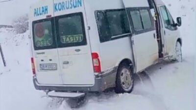 Giresun’un Çamoluk ilçesinde kar yağışı nedeniyle yolda kalan öğrenci servisine