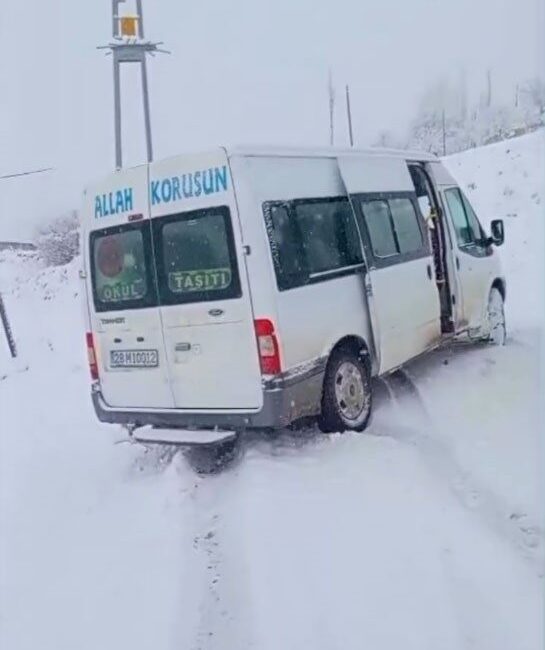Giresun’un Çamoluk ilçesinde kar yağışı nedeniyle yolda kalan öğrenci servisine