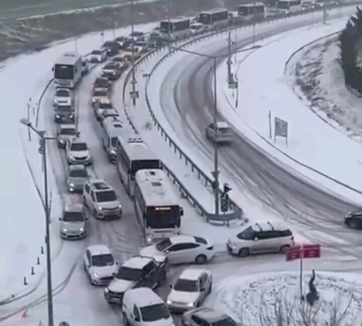 Edirne’de etkili olan kar yağışı nedeniyle trafik yer yer durma