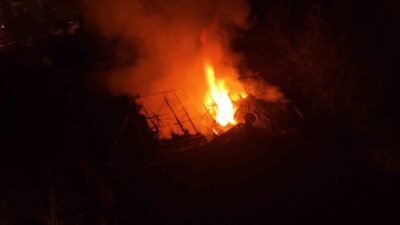 Karabük’te 3 katlı binada çıkan yangın, itfaiye ekiplerinin yaklaşık 1