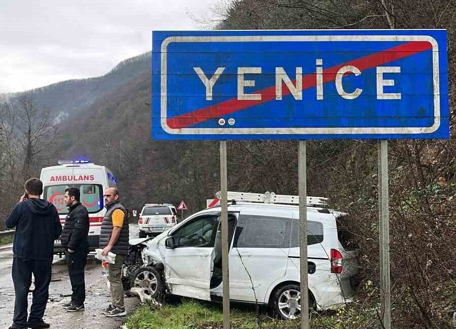 Karabük’ün Yenice ilçesinde iki otomobilin kafa kafaya çarpışması sonucu meydana