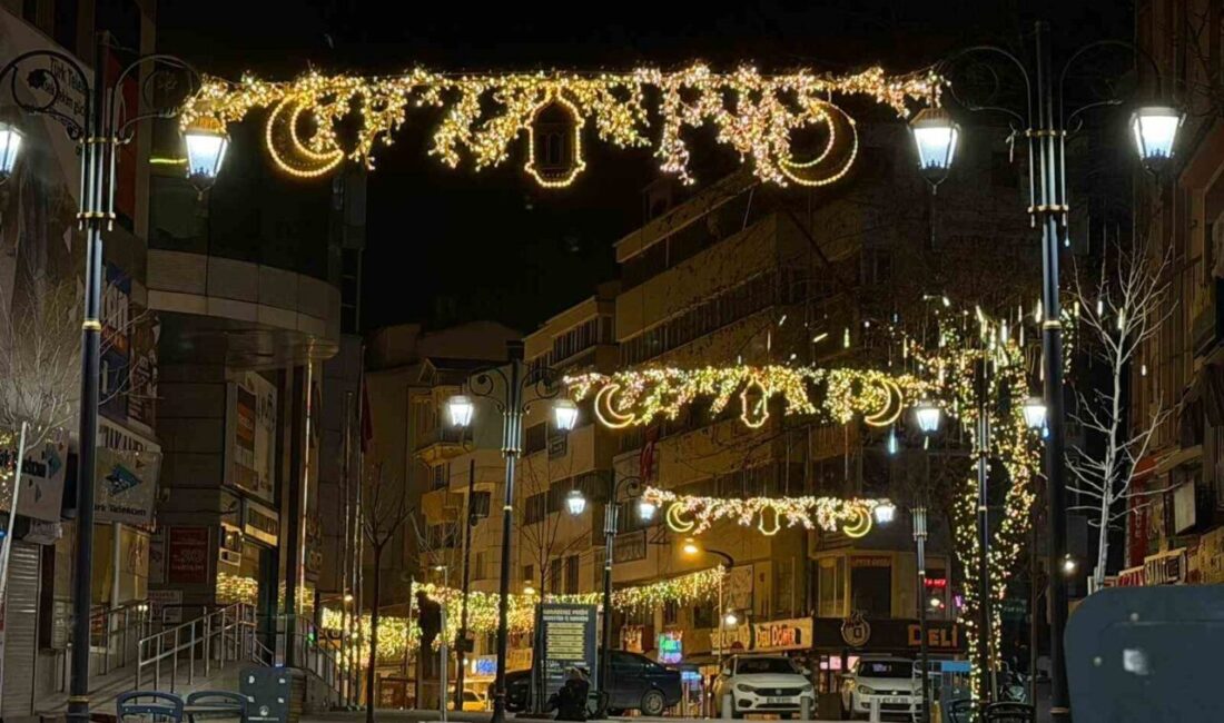 Karabük’te Ramazan ayı, ana caddelerde yapılan ışıklandırma çalışmalarıyla karşılandı. Kent