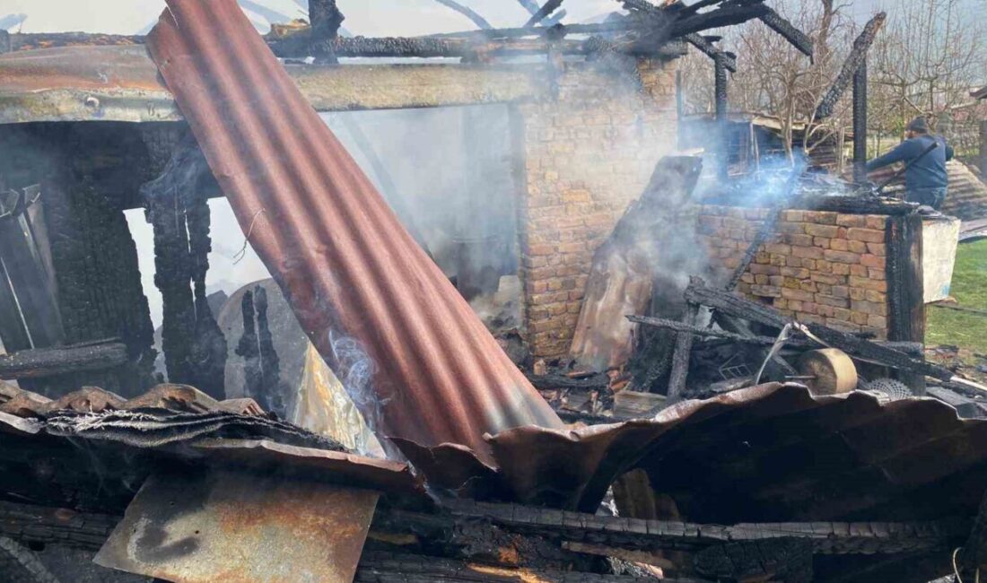 Karabük’te çıkan yangında alevlere teslim olan müştemilat kullanılamaz hale gelirken,