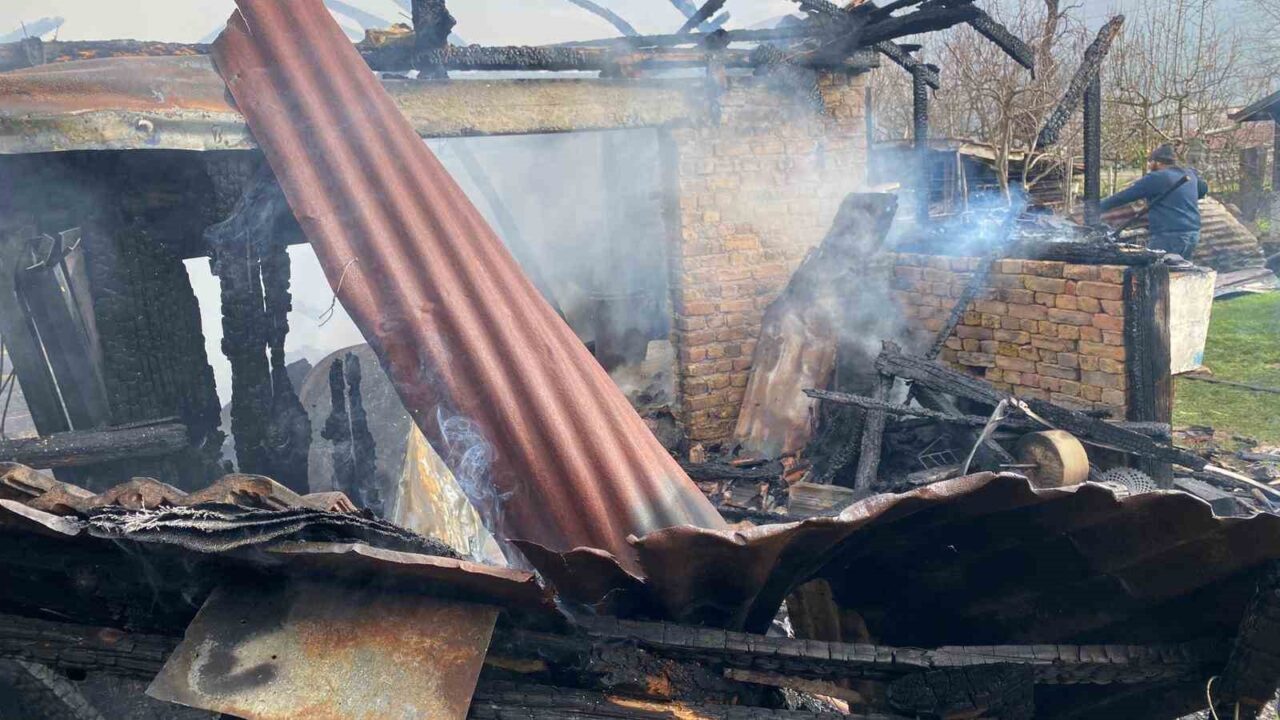 Karabük’te çıkan yangında alevlere teslim olan müştemilat kullanılamaz hale gelirken,