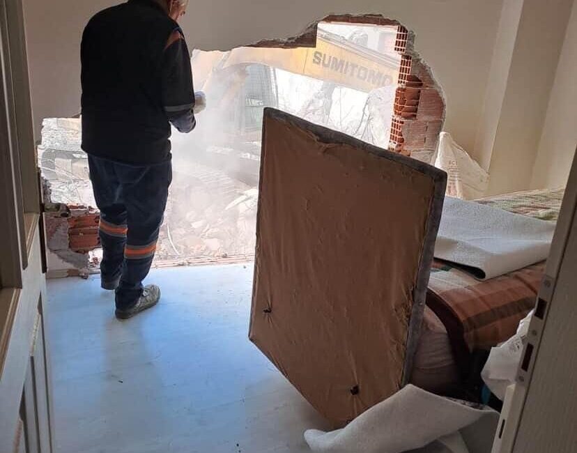 Bursa’nın Karacabey ilçesinde devam eden bir inşaat çalışması sırasında bitişikte