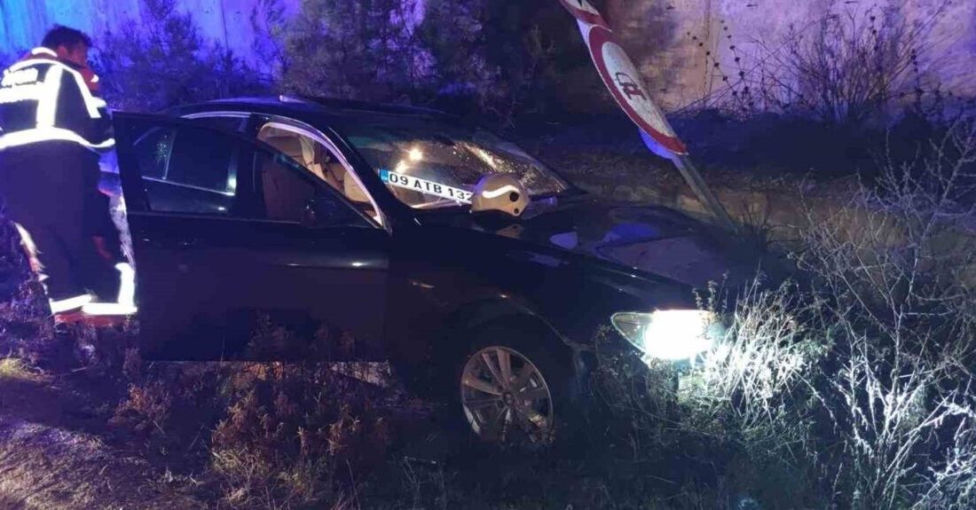 Aydın’ın Karacasu ilçesinde meydana gelen trafik kazasında araç içerisinde sıkışan