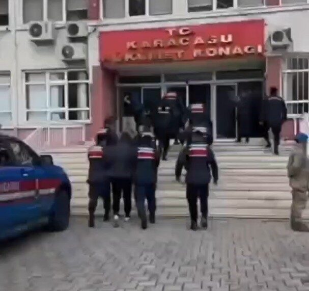 Aydın’ın Karacasu ilçesinde uyuşturucu madde ticaretine yönelik düzenlenen operasyonda 3