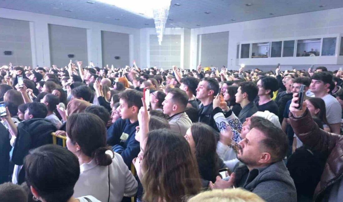 Zonguldak’ın Karadeniz Ereğli ilçesinde düzenlenen konserde, Süleyman Burak Bodur, sahne