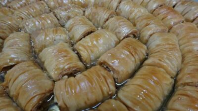 Doğu Karadeniz Bölgesi’nde açılan yufkaların arasında konulan muhallebi ile yapılan