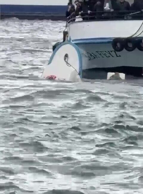 İstanbul Karaköy iskelesi açıklarında yolcu vapuru, balıkçı teknesine çarptı. Çarpmanın