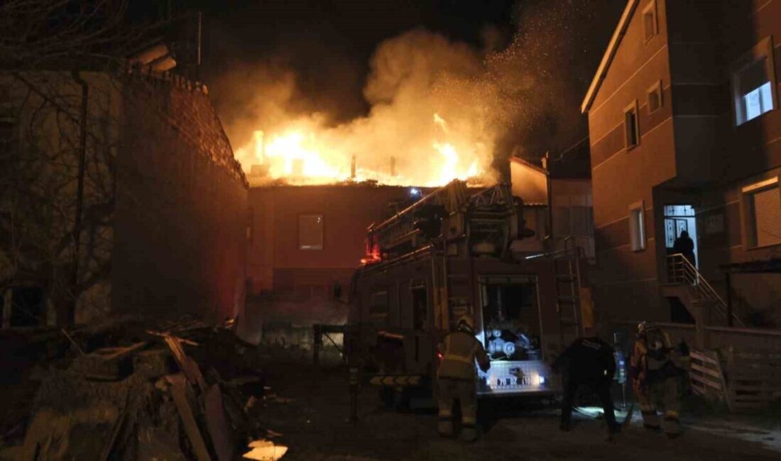 Karaman’da 2 katlı müstakil evin çatısında çıkan yangın geceyi aydınlatırken,