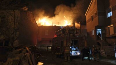 Karaman’da 2 katlı müstakil evin çatısında çıkan yangın geceyi aydınlatırken,