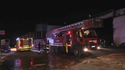 Karaman’da dorse üretim fabrikasında çıkan yangın itfaiye ekiplerince söndürüldü. Yangın,