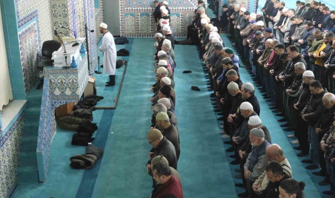 Karaman’da Ramazan ayının başlamasıyla birlikte vatandaşlar ilk teravih namazı için