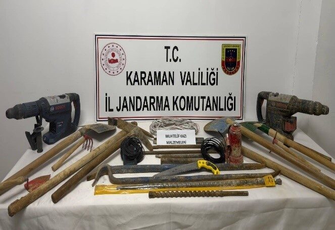 Karaman’da jandarmanın yaptığı uygulamalarda uyuşturucu ve kazı malzemeleri ele geçirilirken,