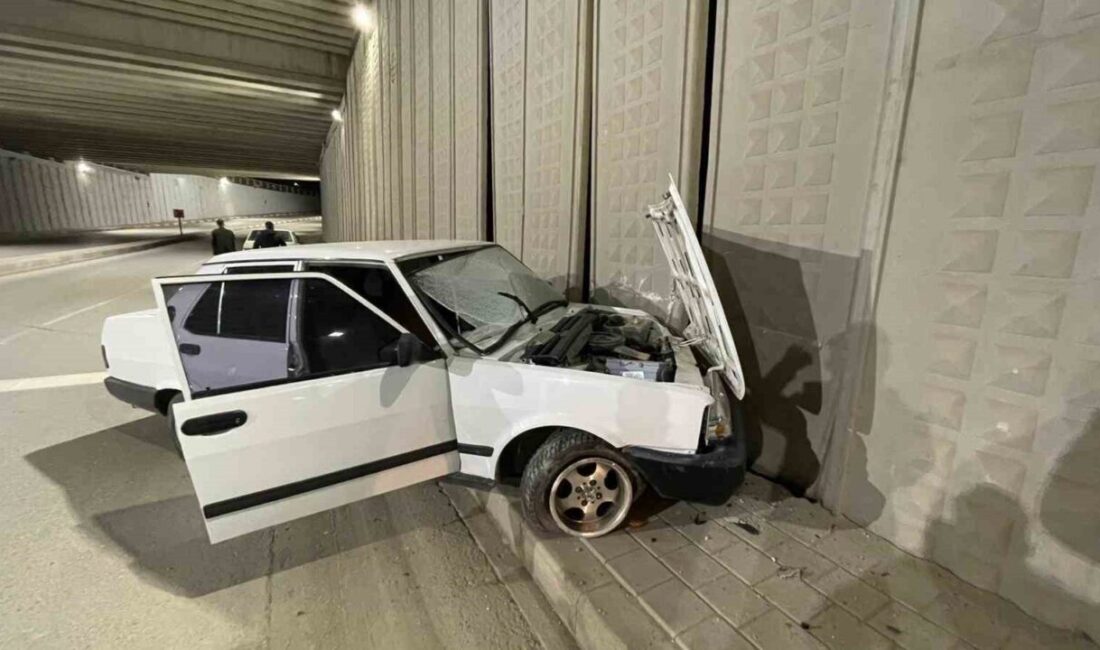 Karaman’da kontrolden çıkarak karşı şeride geçen otomobil, alt geçidin duvarına