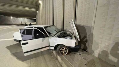 Karaman’da kontrolden çıkarak karşı şeride geçen otomobil, alt geçidin duvarına