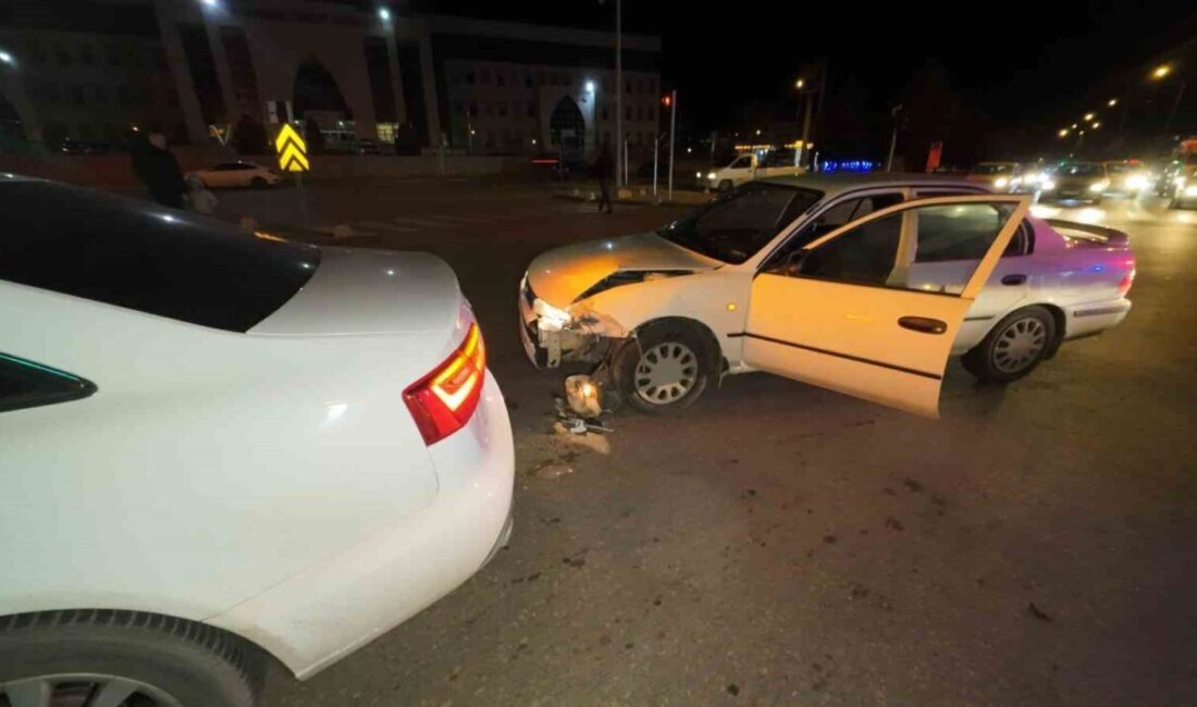 Karaman’da iki otomobilin çarpışması sonucu meydana gelen trafik kazasında 1