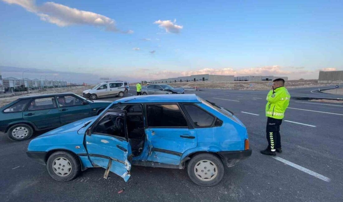 Karaman’da iki otomobilin çarpışması sonucu meydana gelen trafik kazasında 2