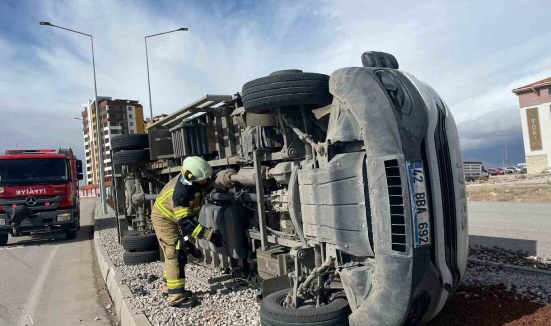 Karaman’da etkili olan şiddetli fırtına, seyir halindeki kamyoneti devirdi, birçok