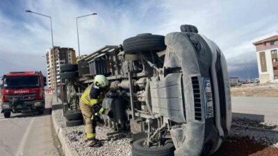 Karaman’da etkili olan şiddetli fırtına, seyir halindeki kamyoneti devirdi, birçok