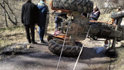 Karaman’da devrilen traktörün altına kalan sürücü hayatını kaybederken, yanında bulunan