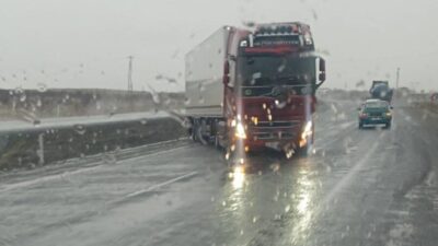 Konya’nın Karapınar ilçesinde etkili olan şiddetli rüzgar ve sağanak trafiği