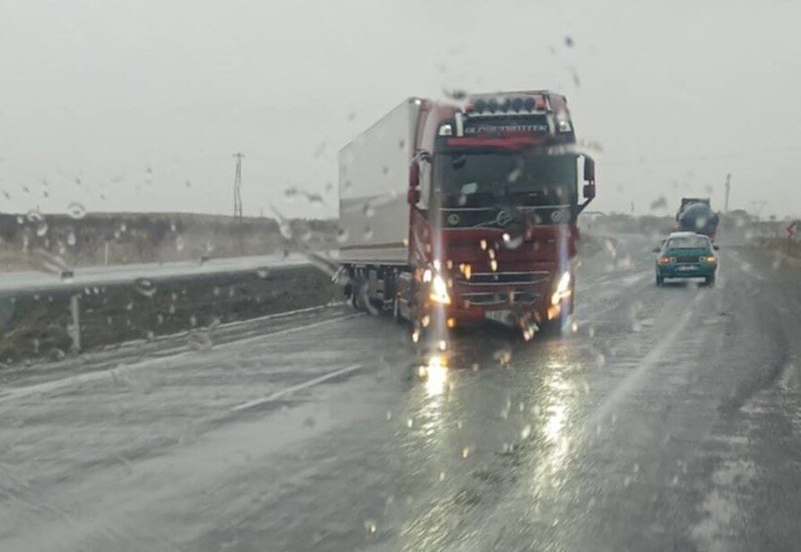 Konya’nın Karapınar ilçesinde etkili olan şiddetli rüzgar ve sağanak trafiği