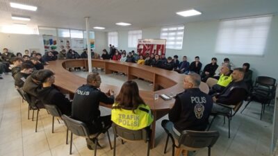 Sakarya’nın Karasu ilçesinde lise öğrencilerine yönelik polislik mesleği tanıtım semineri