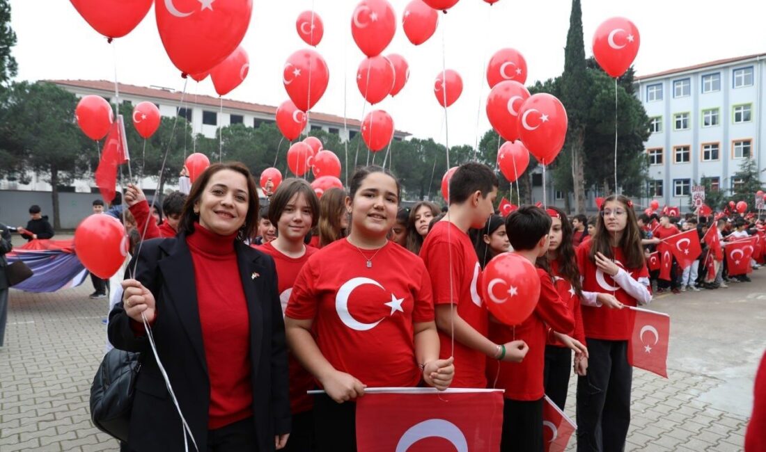 Sakarya’nın Karasu ilçesinde öğrenciler, “Bayrak Sevgisi” teması kapsamında düzenlenen yürüyüşte