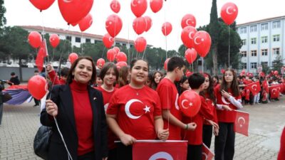 Sakarya’nın Karasu ilçesinde öğrenciler, “Bayrak Sevgisi” teması kapsamında düzenlenen yürüyüşte