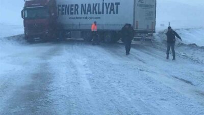 Ardahan’ın Posof ilçesindeki Ilgar Dağı geçidinde kar ve tipi nedeniyle