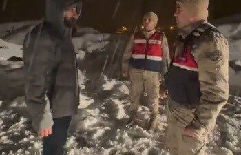 Tunceli’de kardan dolayı yolda mahsur kalan bir vatandaş, jandarma ekiplerinin