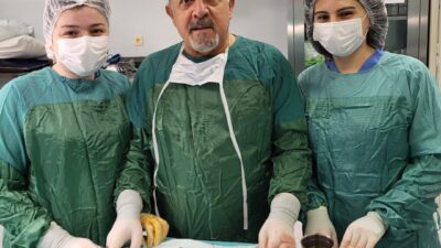 Manisa’nın Salihli ilçesinde karın ağrısı şikayetiyle hastaneye başvuran yaşlı kadının