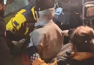 Artvin’de yoğun kar yağışı nedeniyle yolu kapanan köyde rahatsızlanan bir