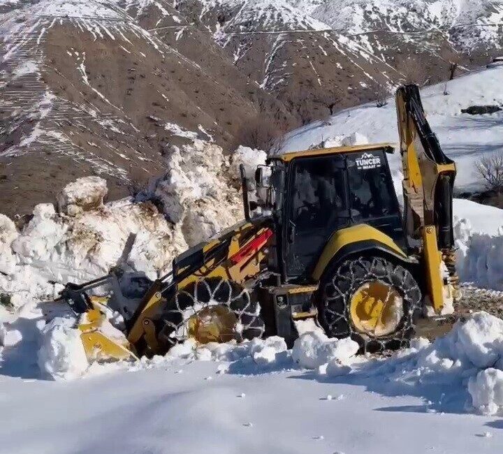 Adıyaman’ın Sincik ilçesinde kardan kapanan köy yollarının açma çalışmaları devam