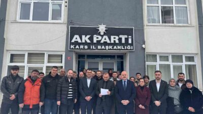 Kars AK Parti İl Başkanlığı önünde bir araya gelen partililer,